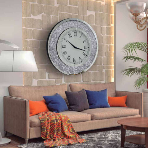 Reloj redondo con incrustaciones de cristal